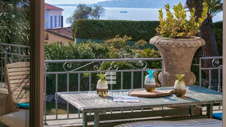 Villa avec piscine et vue mer à pied des plages et des commerces - cap d'Antibes