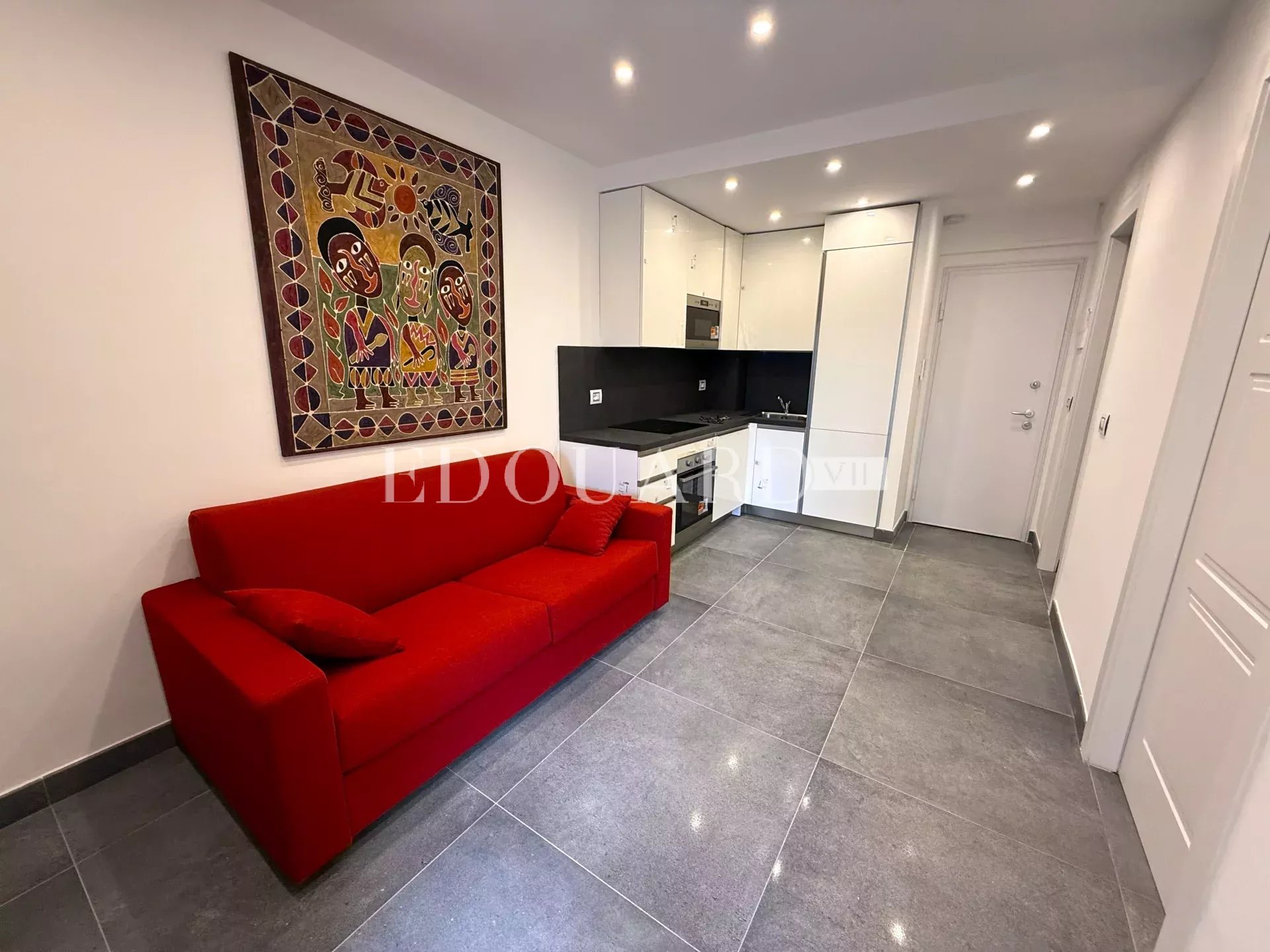 Charmant deux pièces à vendre avec terrasse et cave, dans un petit immeuble à quelques pas des plages