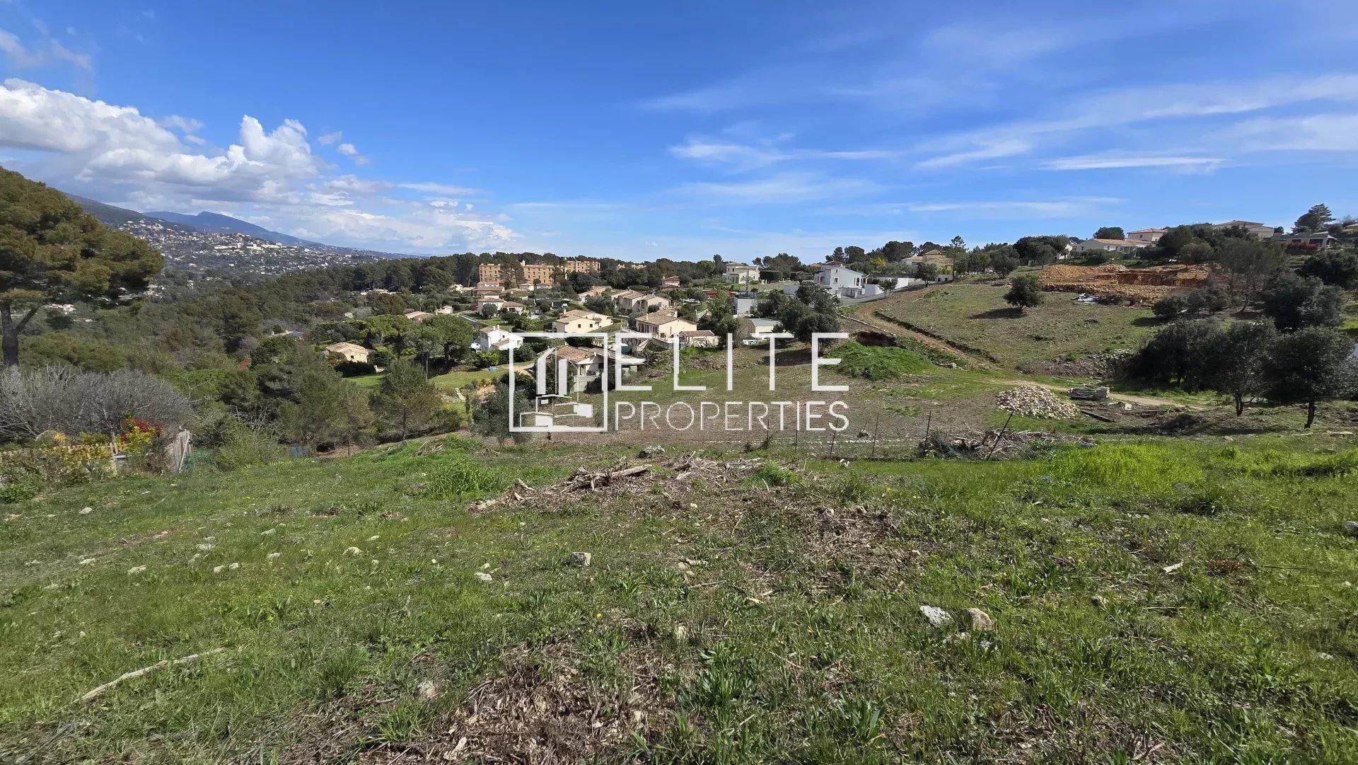 TERRAIN CONSTRUCTIBLE DE 2140m² PEYMEINADE