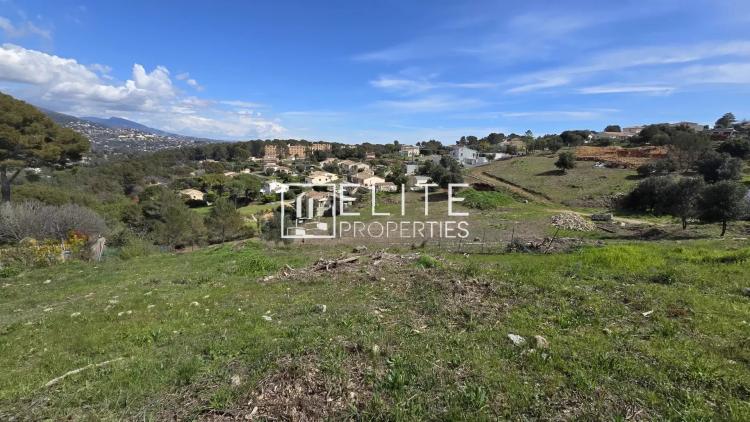 TERRAIN CONSTRUCTIBLE DE 2140m² PEYMEINADE