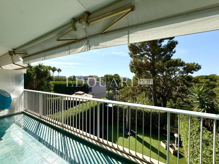 Dans prestigieux immeuble sur le Plateau du Cap, à vendre élégant deux pièces avec terrasse et cave