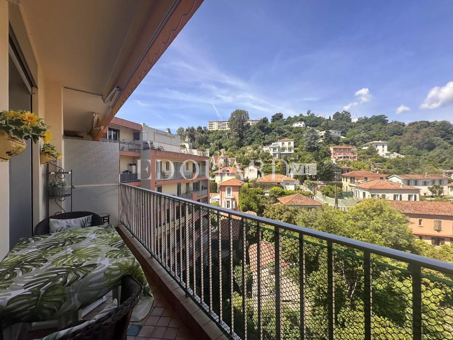 Deux pièces en excellent état avec terrasse et cave, au sixième étage d’un immeuble avec conciergerie, exclusivité