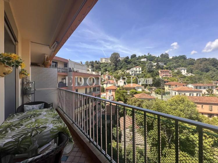 Deux pièces en excellent état avec terrasse et cave, au sixième étage d’un immeuble avec conciergerie, exclusivité