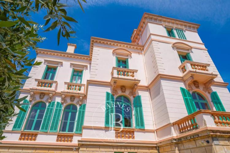 SAINT-RAPHAËL - VASTE VILLA BELLE-ÉPOQUE  AVEC VUE MER