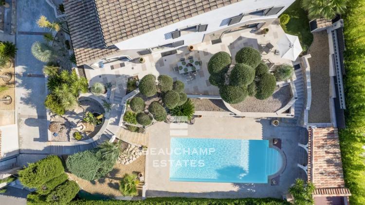 Charmante villa de 4 chambres avec piscine et vue dégagée à Mandelieu