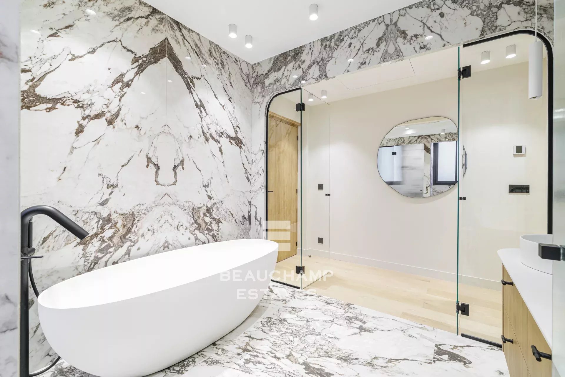 Villa contemporaine 4 chambres avec piscine intérieur - Cannes