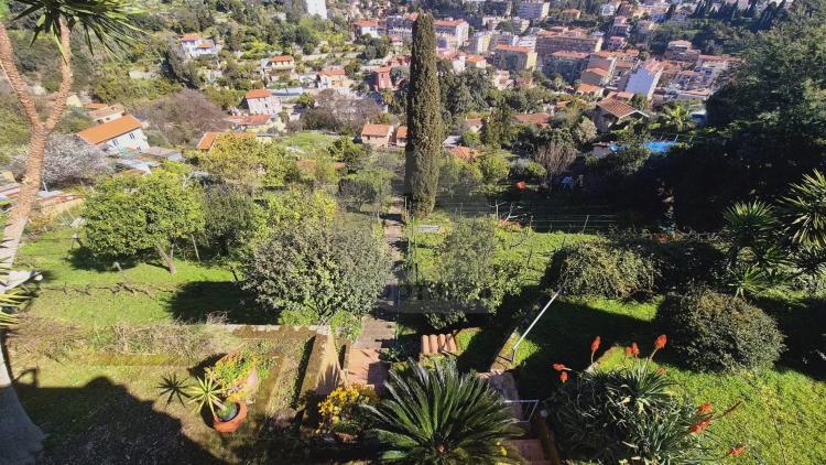 Élégante Villa avec Vue Panoramique – Menton, Quartier Résidentiel