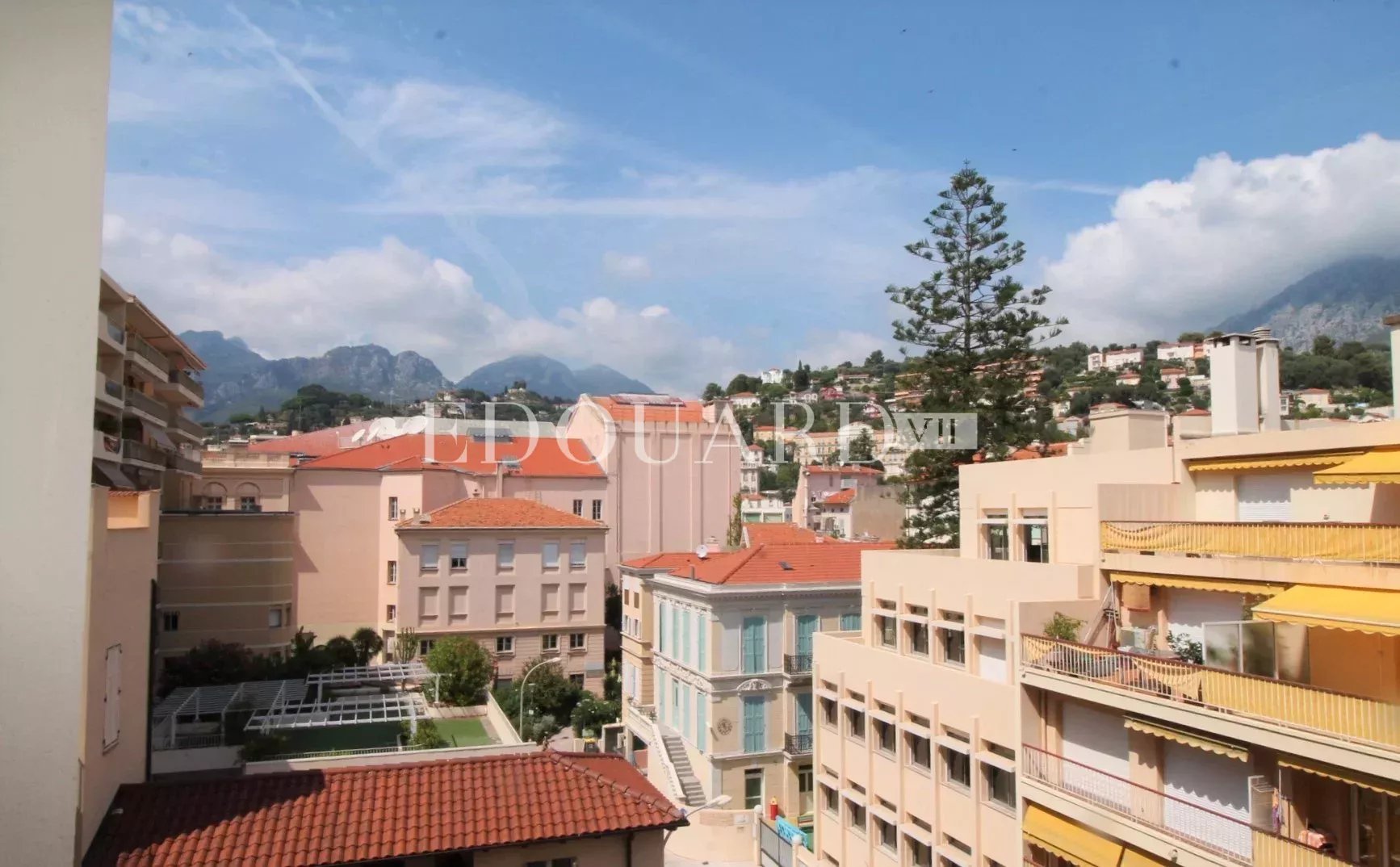 En exclusivité deux pièces en bon état dans magnifique immeuble bourgeois en plein centre de Menton