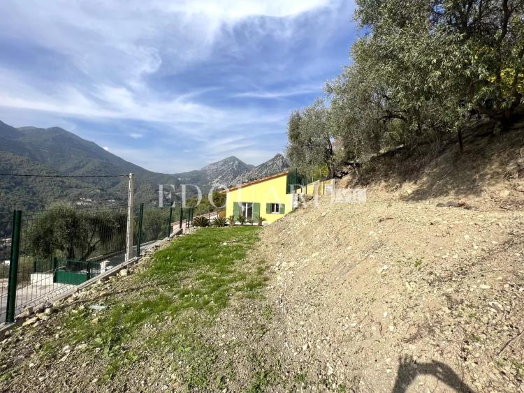 Villa en cours de rénovation avec vaste terrain, spacieuse terrasse, double garage et parking. Exclusivité