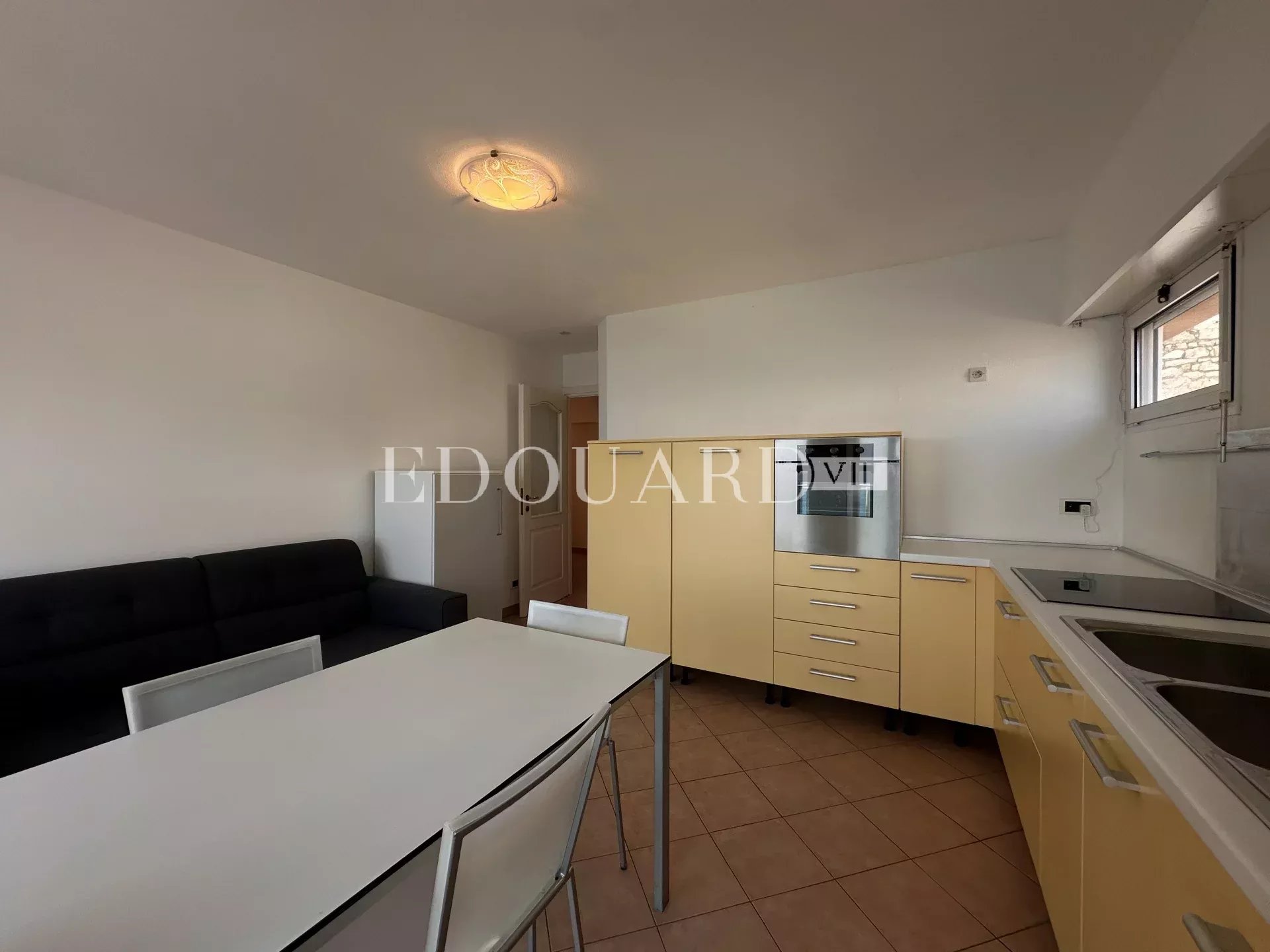 En exclusivité deux pièces avec terrasse, magnifique vue mer, spectaculaire solarium, spacieux parking