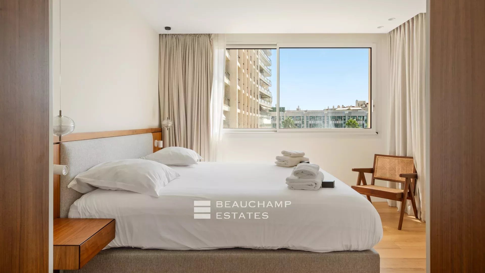 Vue mer & adresse d’exception – Appartement rénové, Cannes Croisette, 3 chambres, terrasse sur les jardins