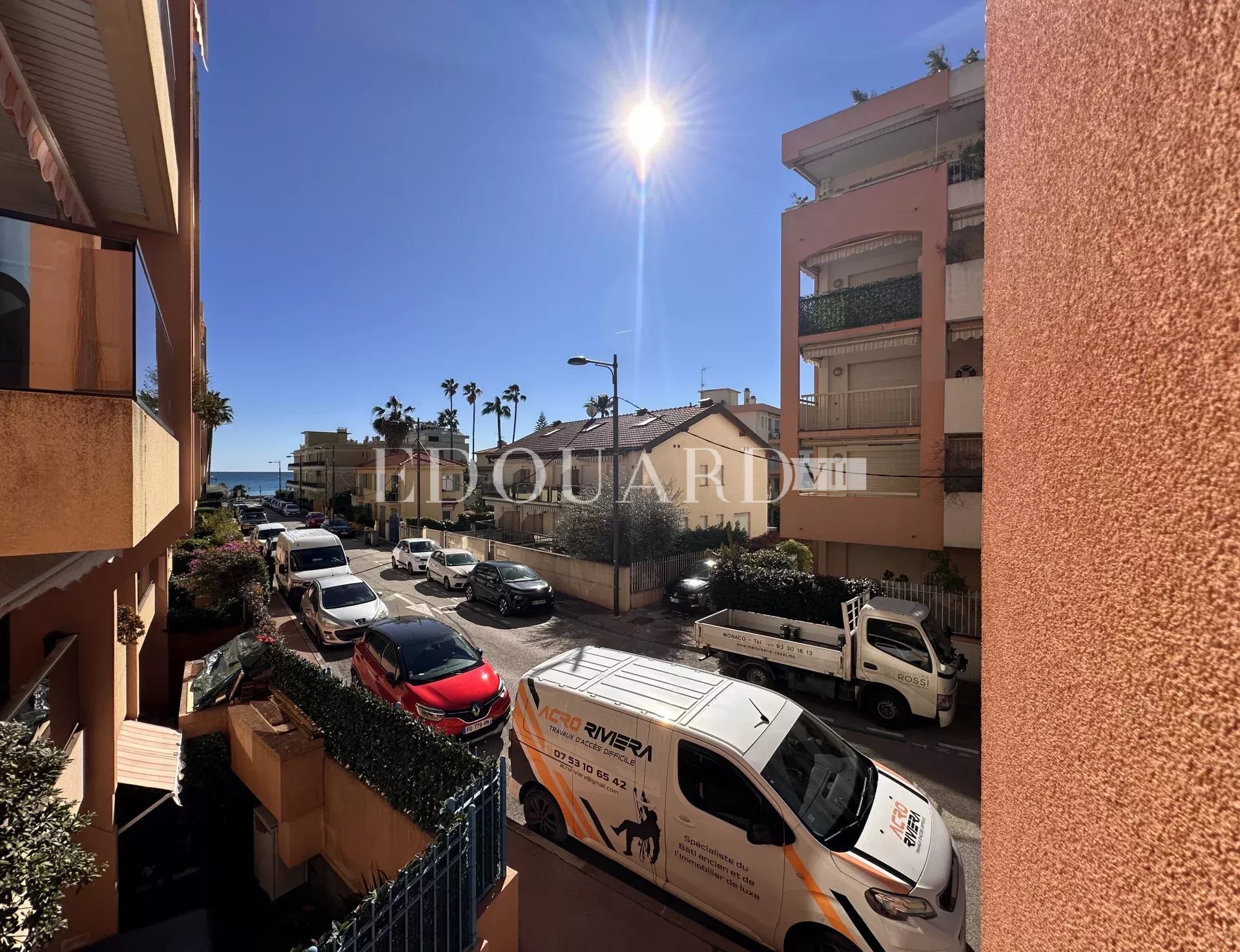 En exclusivité beau deux pièces en parfait état avec spacieux balcon, jolie échappée mer et garage