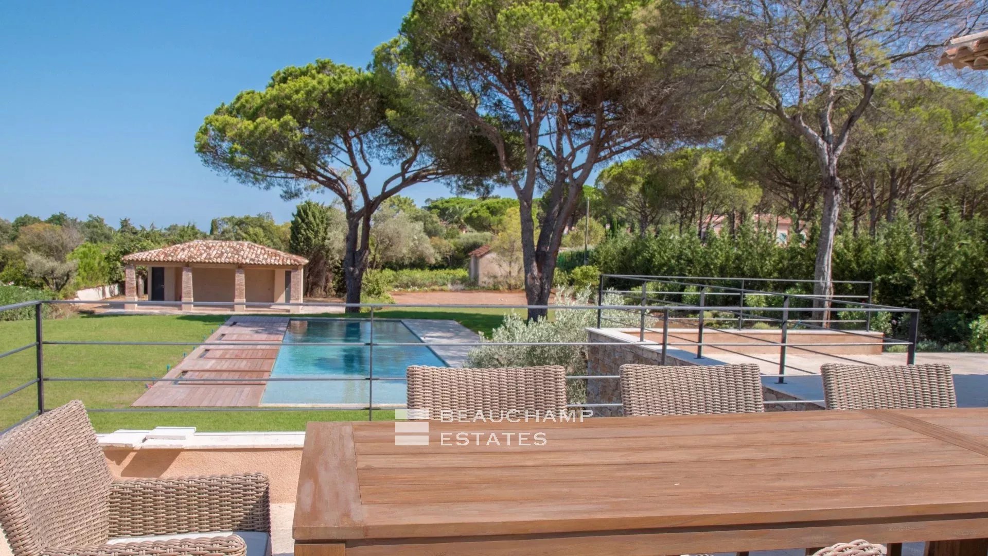 Propriété de luxe avec vue sur mer et à quelques minutes du centre ville de Saint-Tropez et des plages de Pampelonne