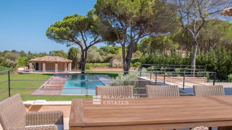 Propriété de luxe avec vue sur mer et à quelques minutes du centre ville de Saint-Tropez et des plages de Pampelonne