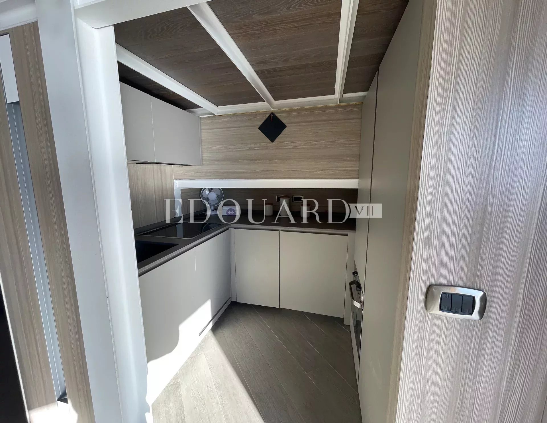 En exclusivité trois pièces avec spacieuse terrasse, magnifique vue mer panoramique et parking