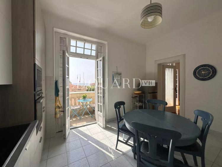 Vaste trois pièces à vendre avec belle vue sur la ville jusqu’à la mer, en plein centre de Menton