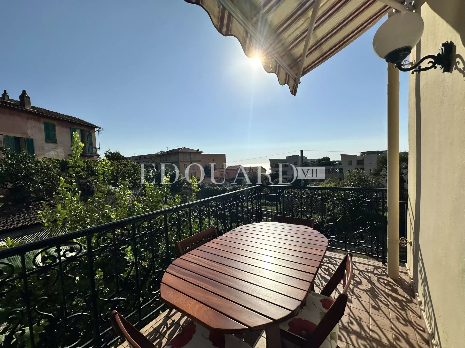 En exclusivité deux pièces avec terrasse et vue panoramique, au cœur du splendide quartier de Garavan