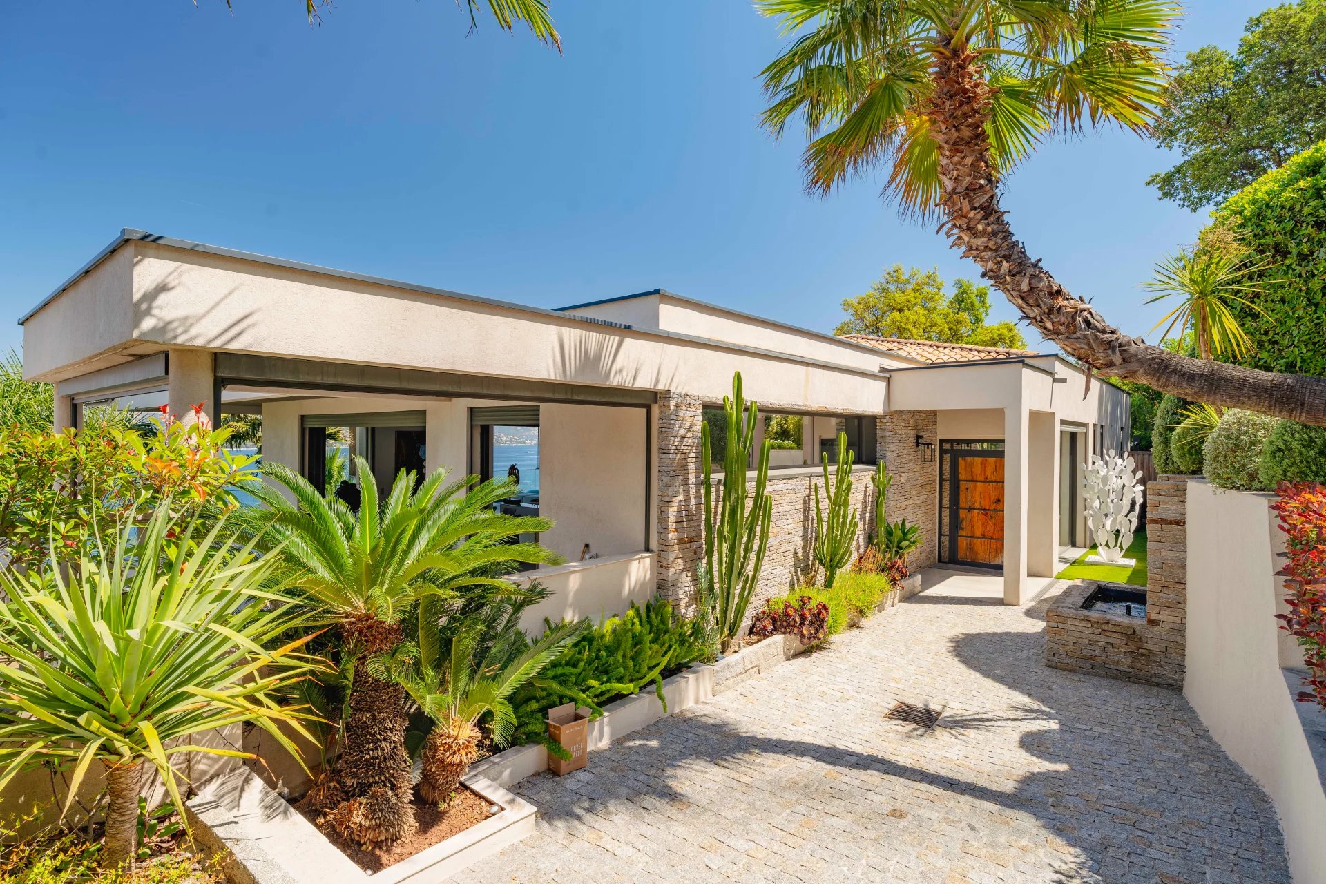 Villa contemporaine avec vue mer panoramique proche de Saint-Tropez
