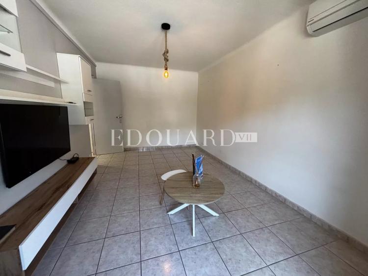 Sur la commune de Menton, en exclusivité deux pièces en bon état avec terrasse et vue dégagée