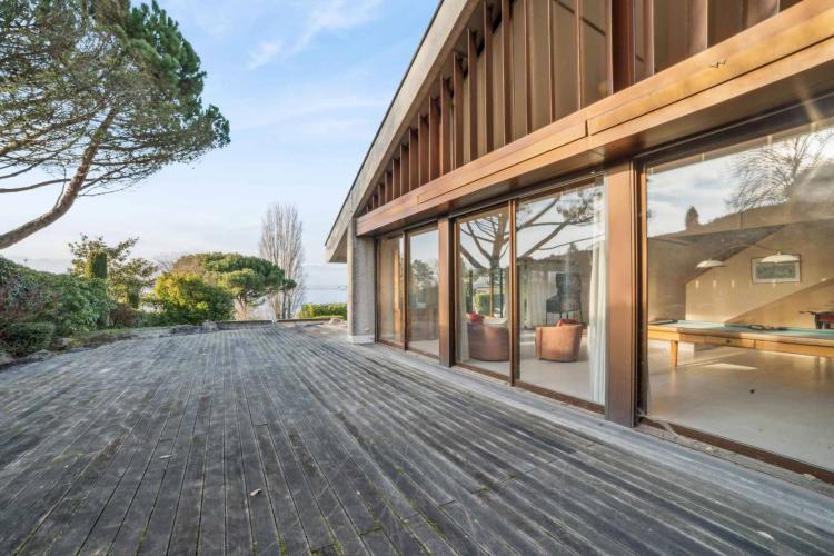 Villa d'architecte avec belle vue et accès privatif au lac