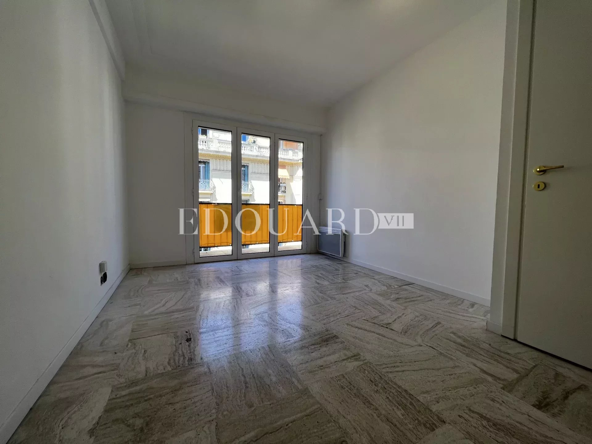 Deux pièces à vendre en bon état avec terrasse et possibilité garage, exclusivité