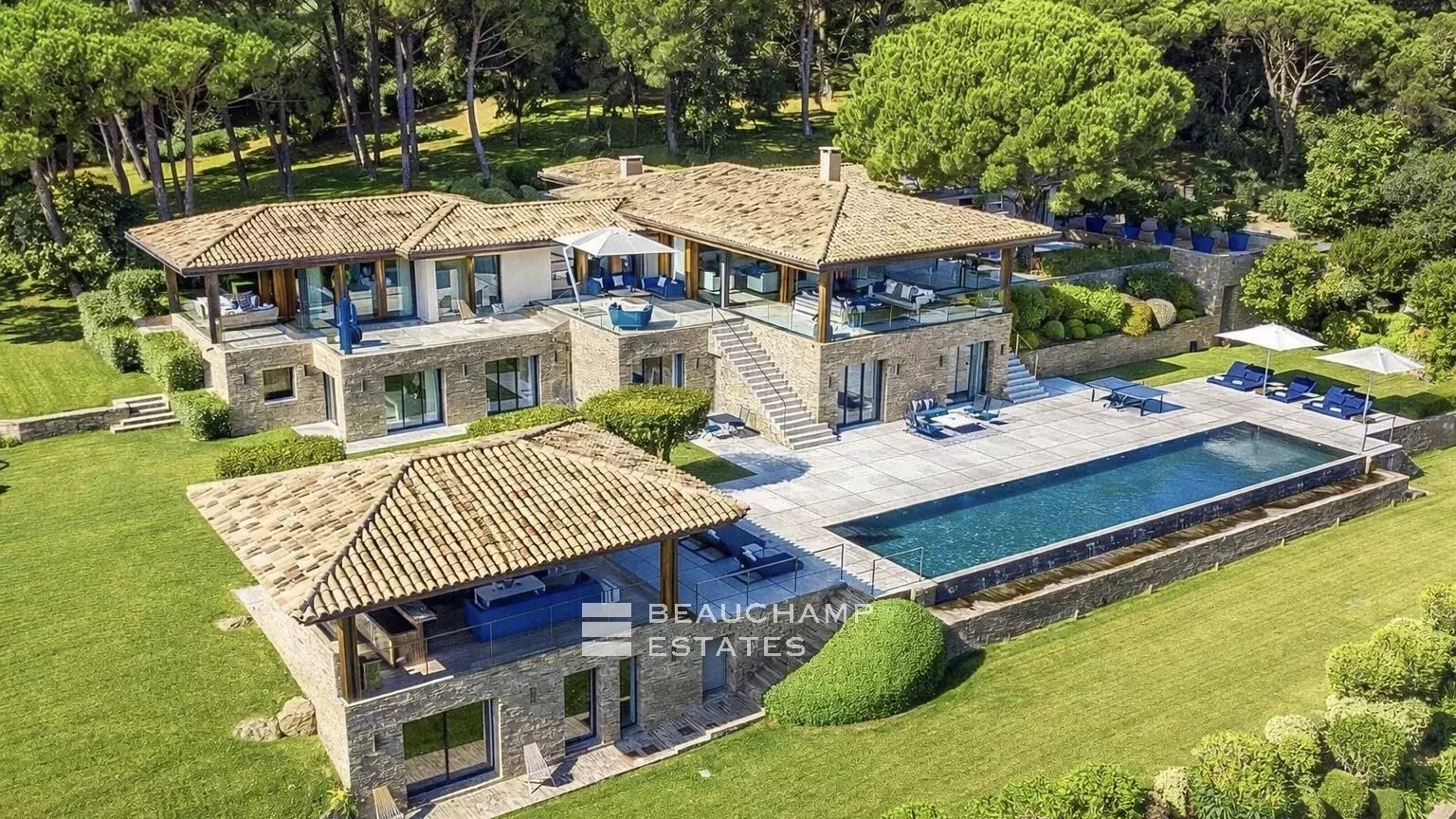 Villa d'exception proche du villa de Saint-Tropez avec prestations de grand luxe