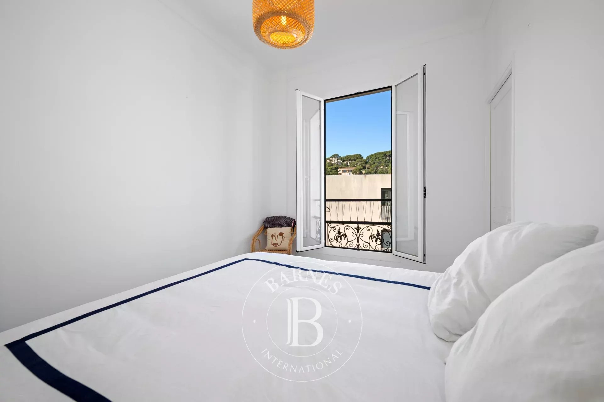 SAINT-JEAN-CAP-FERRAT – APPARTEMENT EN DERNIER ÉTAGE AVEC APERÇU MER ET JARDIN PRIVATIF