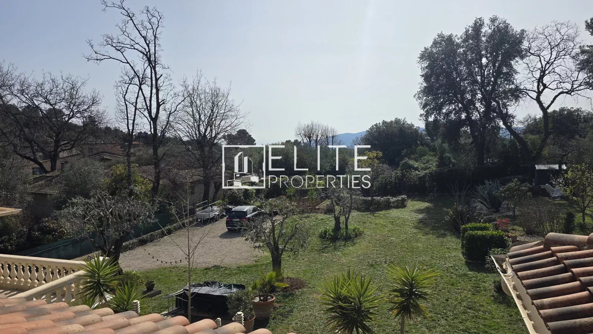 MAISON 9 PIÈCES DE 300 m² + GARAGE – CABRIS