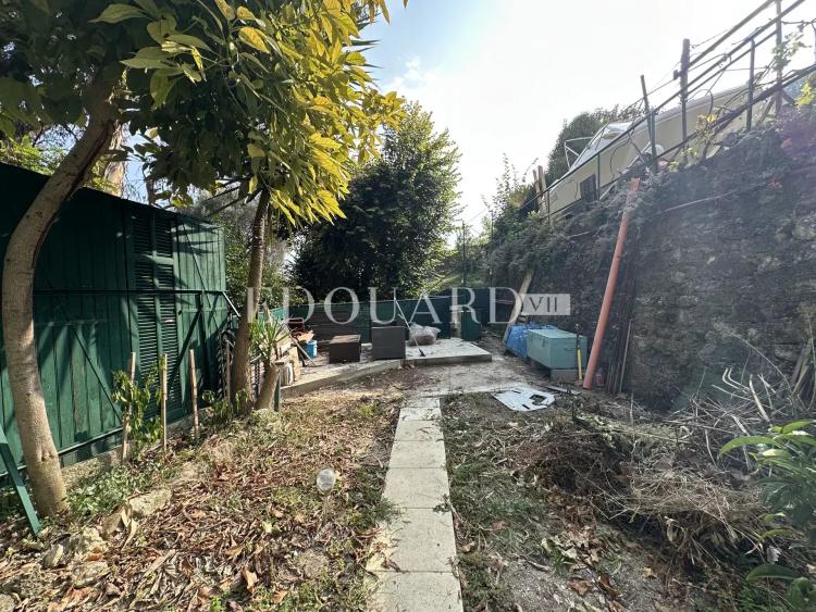 Sur la commune de Castellar, charmante maisonnette avec 6 parkings, exclusivité