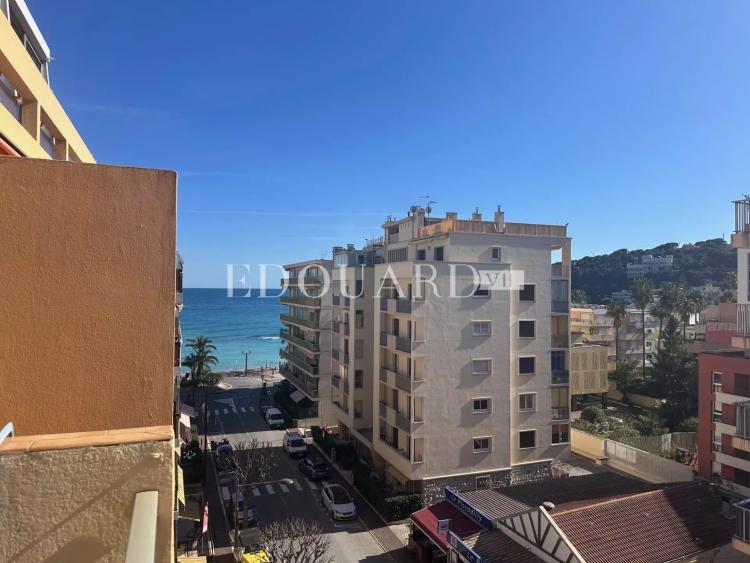 En exclusivité charmant studio finement rénové avec  balcon, vue mer latérale et possibilité garage