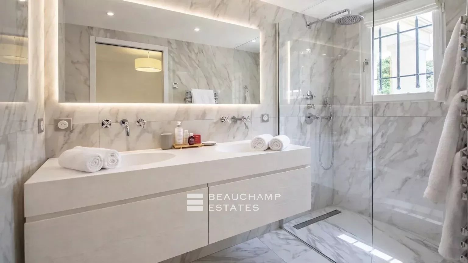Villa neuve à pieds de la plage des Canoubiers