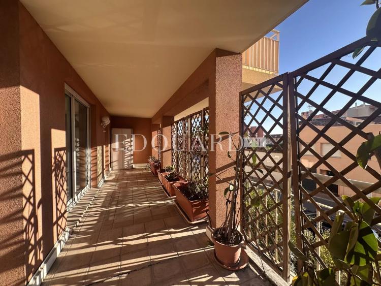 En exclusivité trois pièces traversant avec grande terrasse couverte et vaste jardin