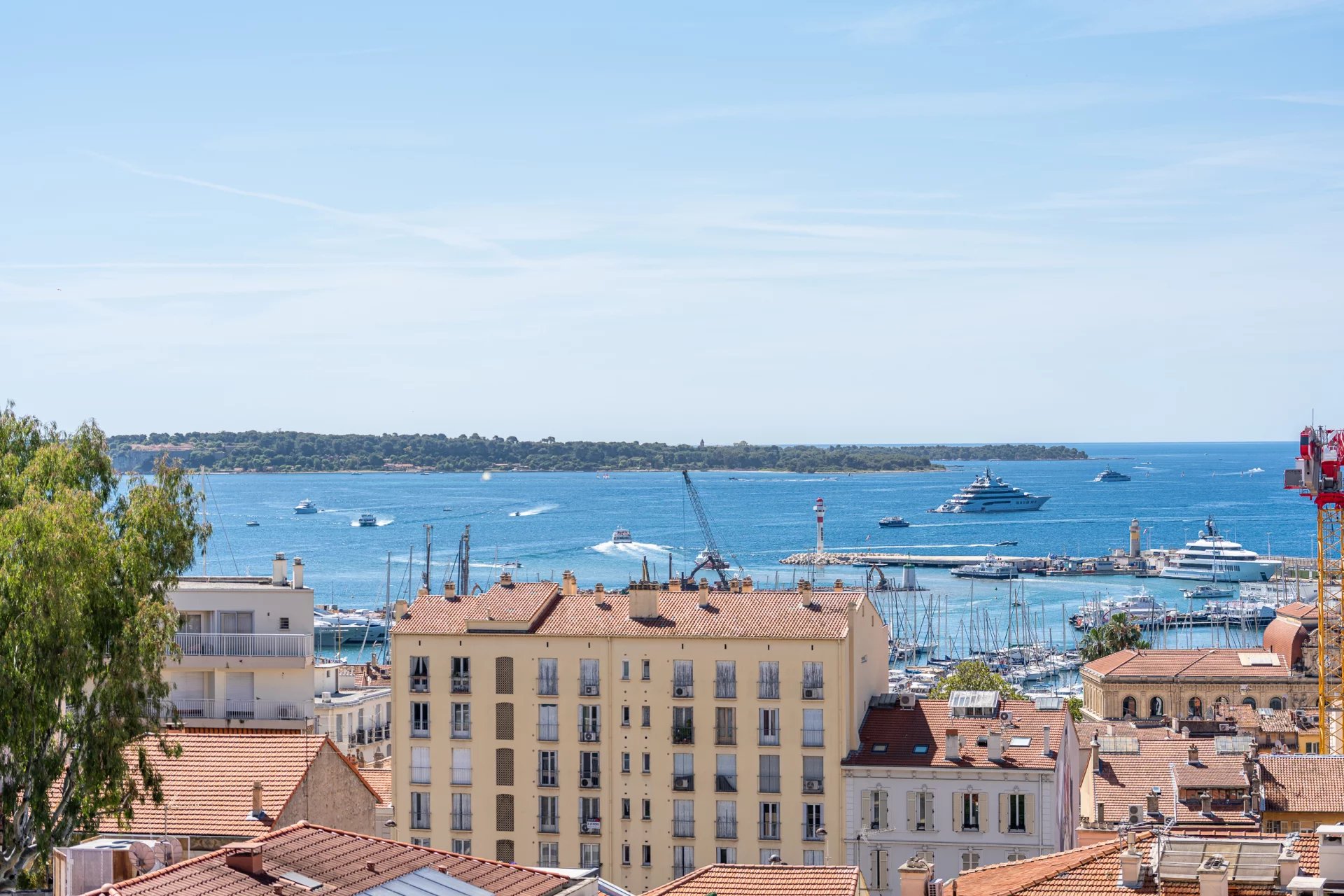 SUPERBE PENTHOUSE VUE MER PANORAMIQUE AVEC TRIPLE GARAGE CANNES CENTRE