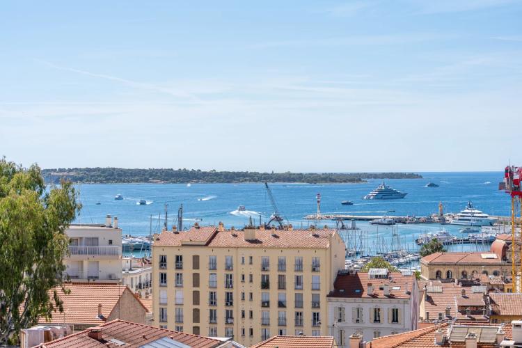 SUPERBE PENTHOUSE VUE MER PANORAMIQUE AVEC TRIPLE GARAGE CANNES CENTRE