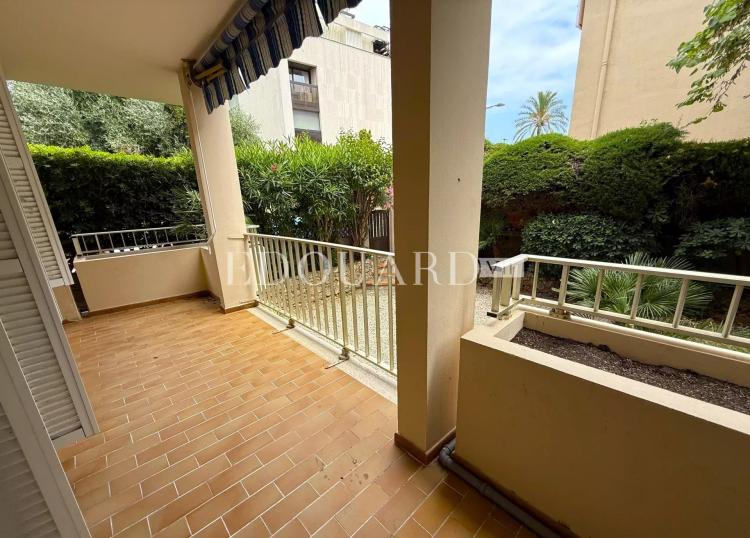 Charmant deux pièces à vendre avec terrasse et cave, dans un petit immeuble à quelques pas des plages