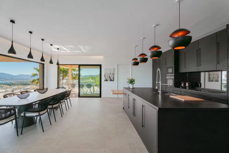 Villa neuve avec vue mer panoramique à vendre à Beauvallon
