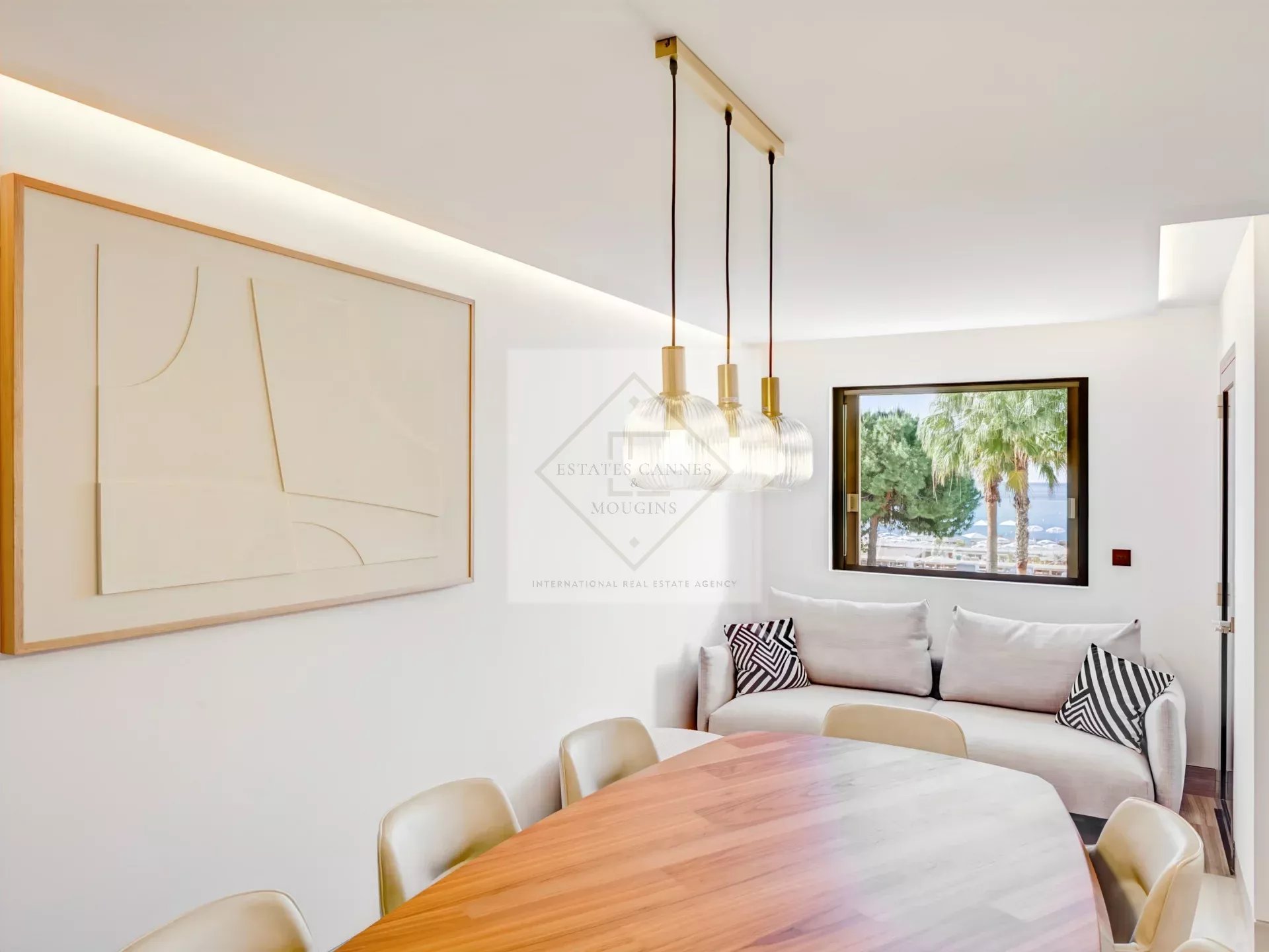 Cannes – Croisette : Appartement d’exception dans résidence historique avec vue mer panoramique