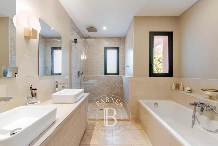 Roquefort-les-Pins - Villa de caractère avec maison d’amis et 3 appartements indépendants - 9 chambres