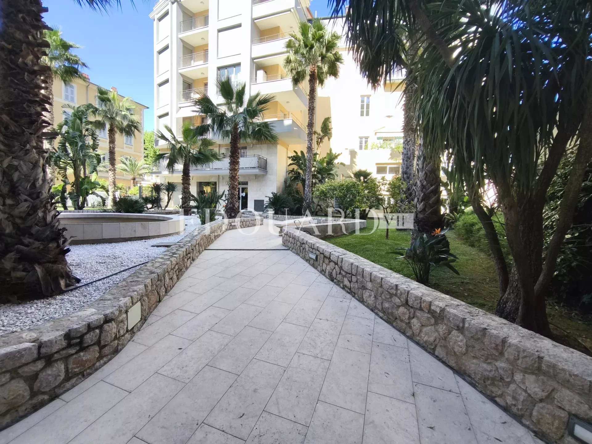 Studio avec terrasse et cave, au cinquième étage d'un immeuble récent dans le carré d'or de Menton