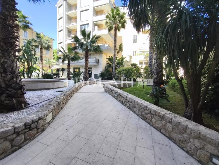 Studio avec terrasse et cave, au cinquième étage d'un immeuble récent dans le carré d'or de Menton