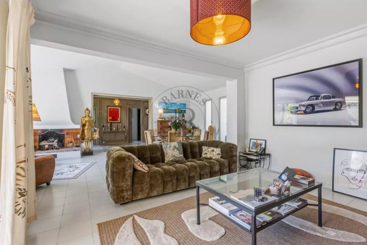 MOUGINS - VILLA AU CALME