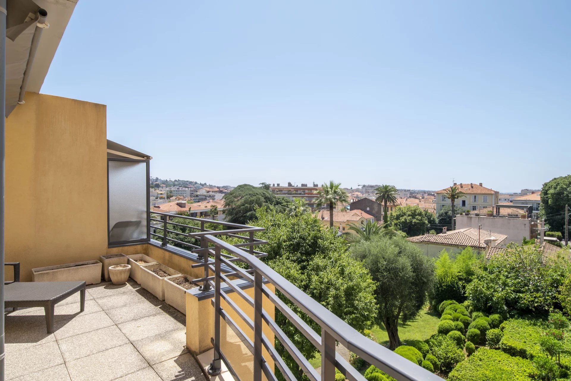 CANNES CENTRE – LIMITROPHE BANANE • SUPERBE DUPLEX 121 M²  TERRASSE APERCU MER 2 PARKINGS