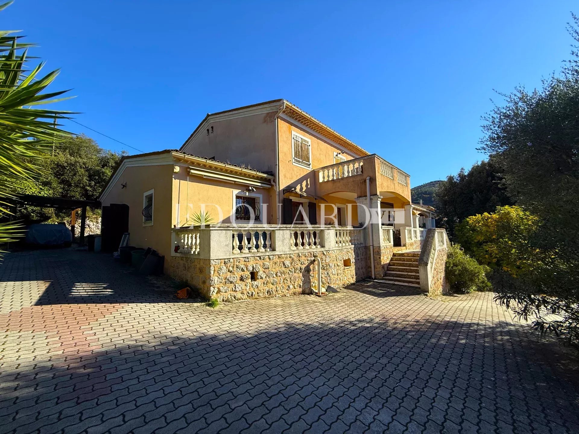 Dans un domaine privé proche de La Turbie, à vendre villa présentant un potentiel important