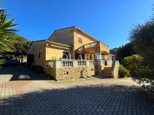 Dans un domaine privé proche de La Turbie, à vendre villa présentant un potentiel important