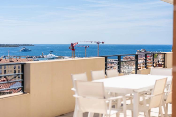 SUPERBE PENTHOUSE VUE MER PANORAMIQUE AVEC TRIPLE GARAGE CANNES CENTRE