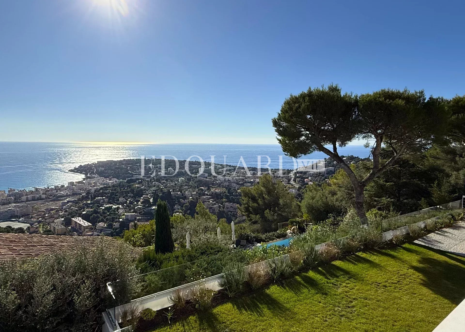 Villa entièrement rénovée avec grandes terrasses, superbe vue mer panoramique et piscine
