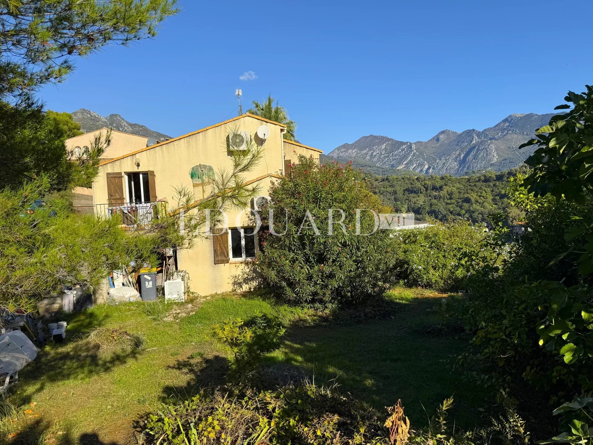 Villa à rénover avec piscine et vue panoramique exceptionnelle sur la mer jusqu'aux côtes italiennes