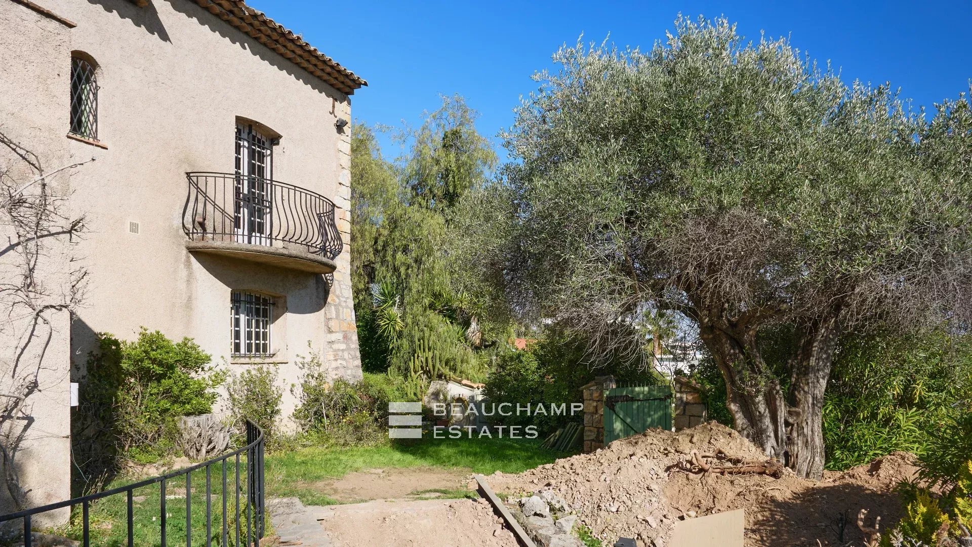 Propriété 5 chambres à rénover avec vue mer panoramique - Cannes - La Croix-des-Gardes