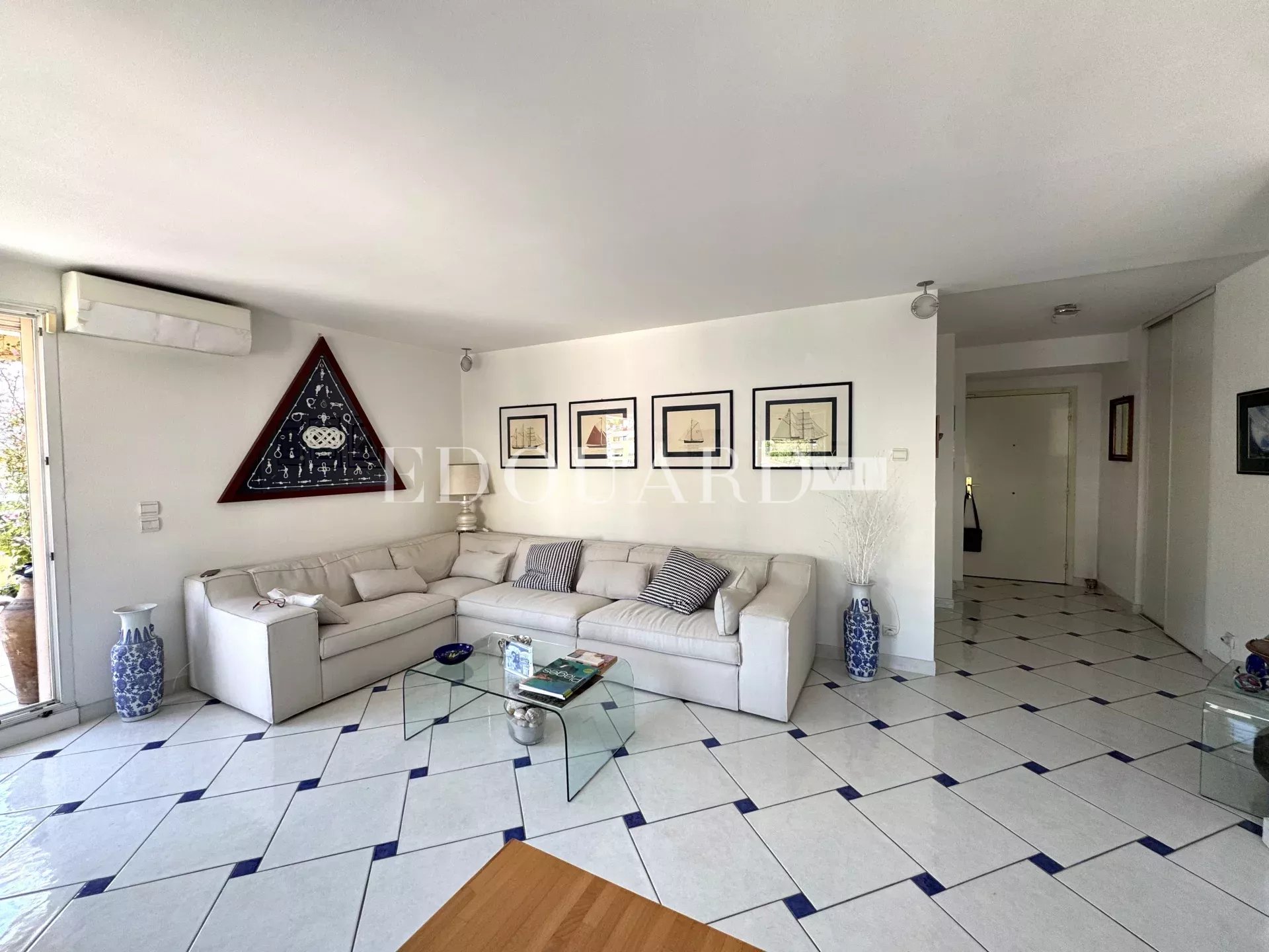 En exclusivité trois pièces à vendre avec terrasse, belle vue dégagée et garage