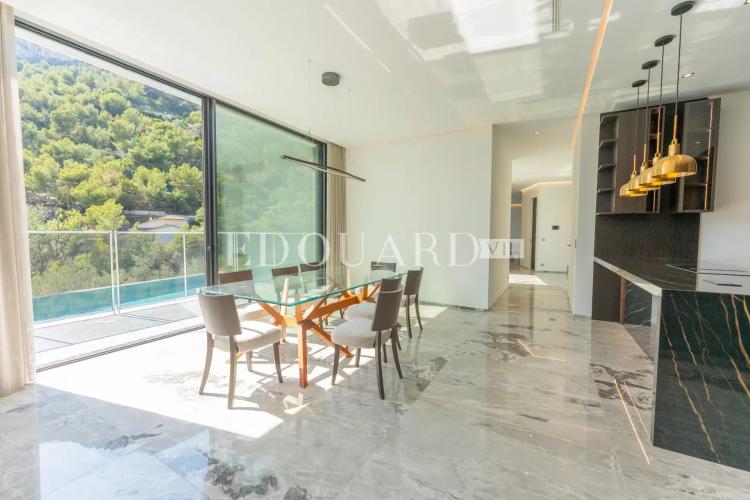 En exclusivité villa neuve avec domotique, ascenseur, grandes terrasses, piscine à débordement et belle vue mer